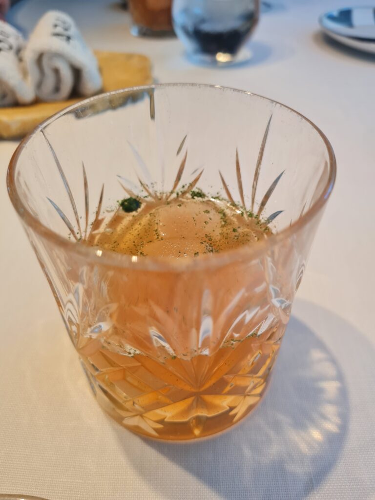 Bloody Mary on the rocks con lio albahaca